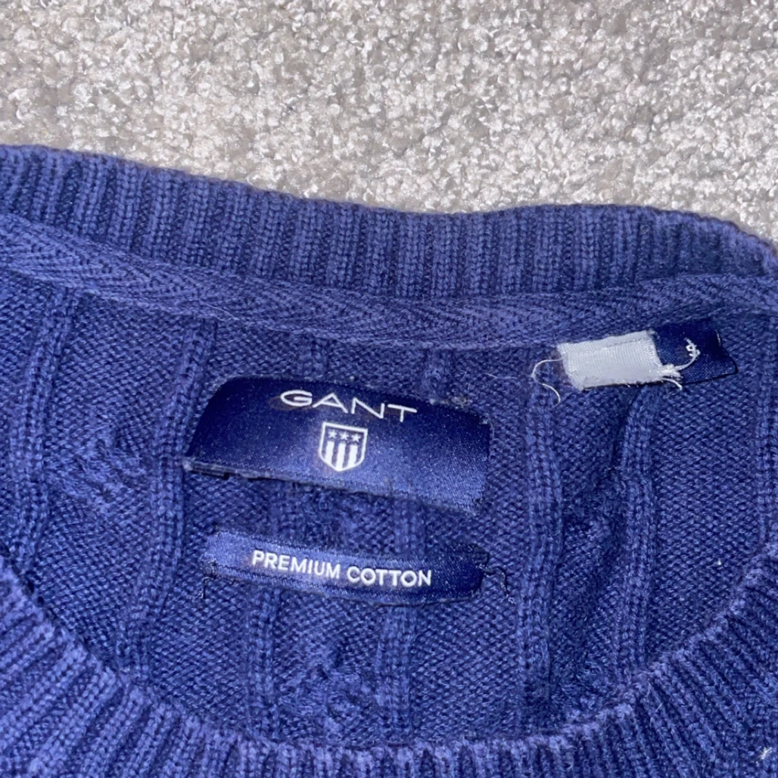 Marinblå kabelstickad tröja från GANT - 2