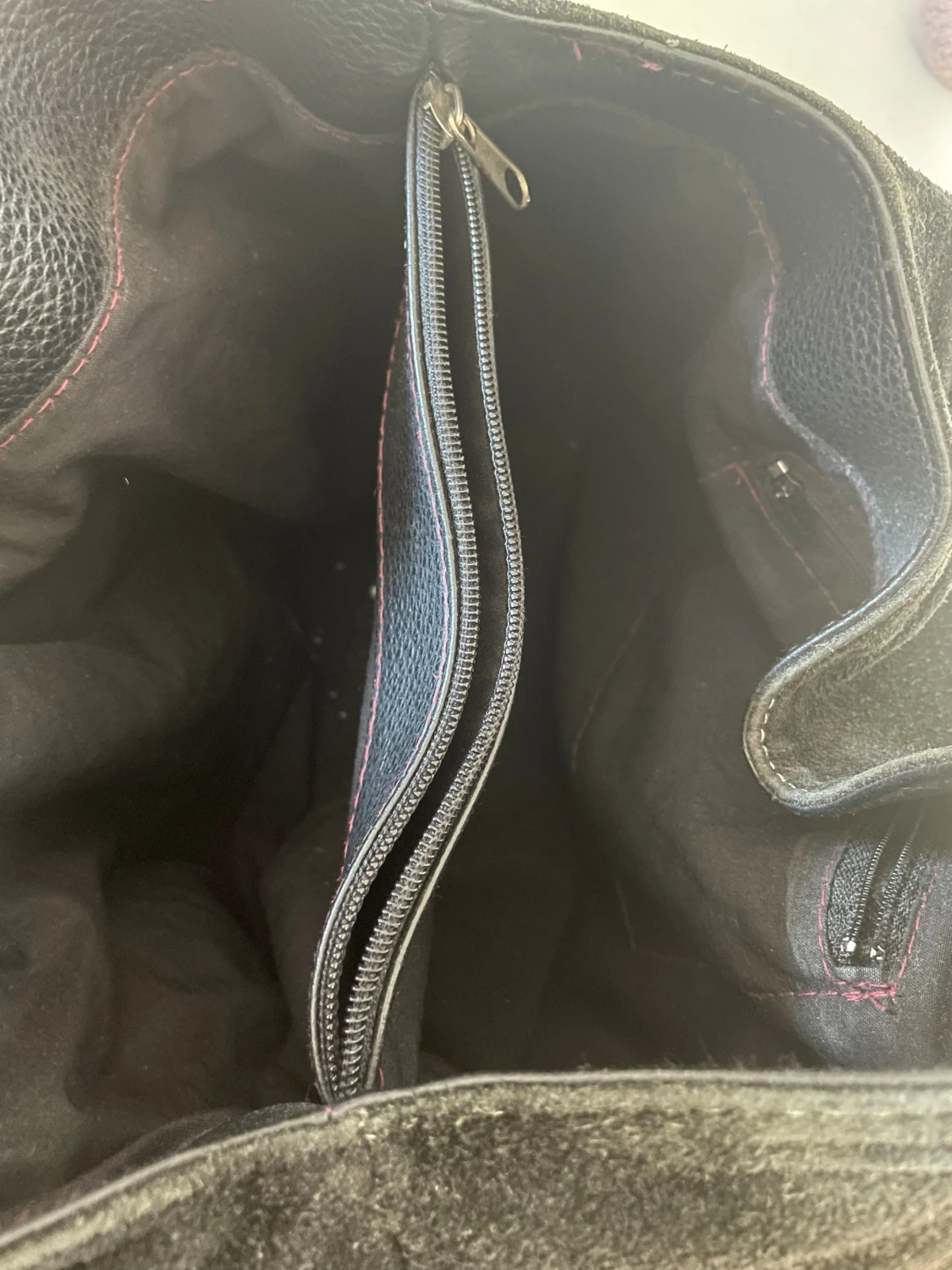 Svart axelväska i mocka och skinn - 1