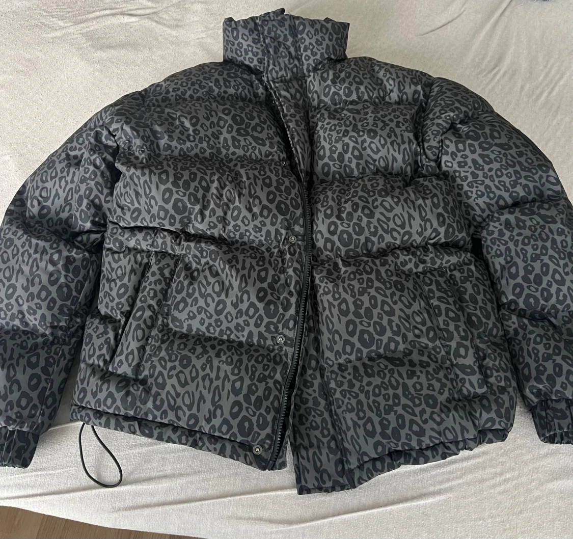 Leopardmönstrad pufferjacka Santa Cruz - 1
