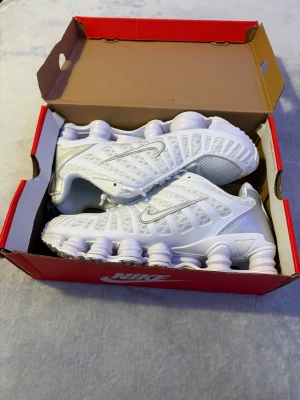 Nike Shox TL - Vita Nike Shox TL i storlek 45. Bästa priset du kan få på denna appen. 🔥 Kontakta för frågor!