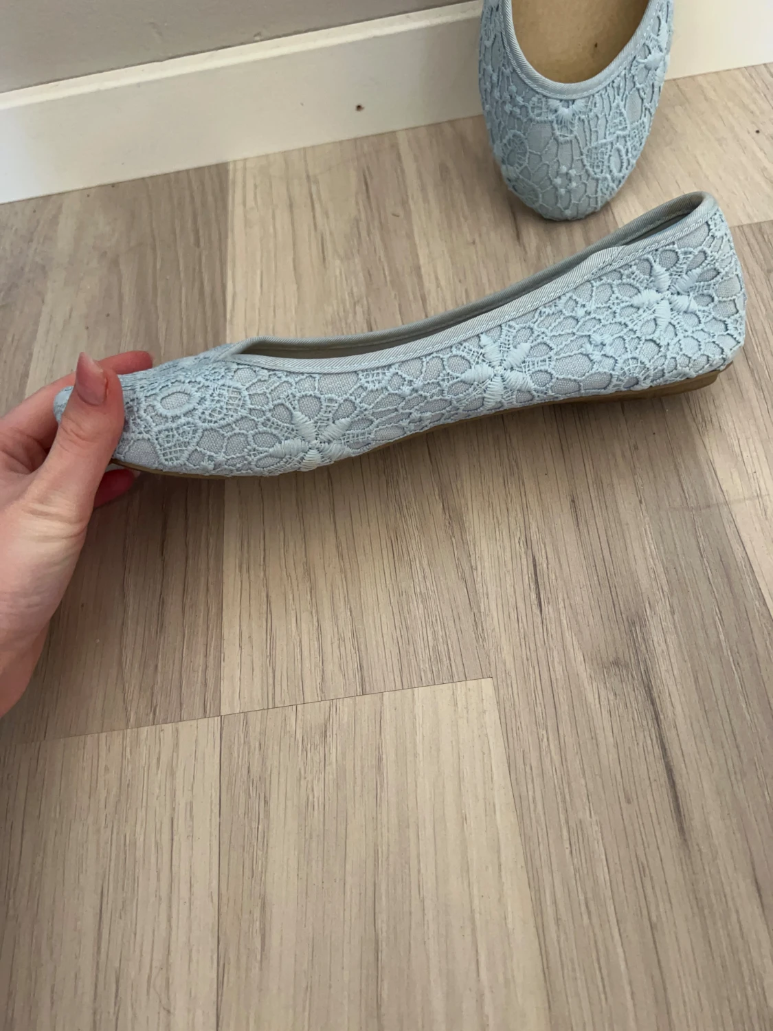 Ljusblå spetsiga ballerinaskor från Clou - 1