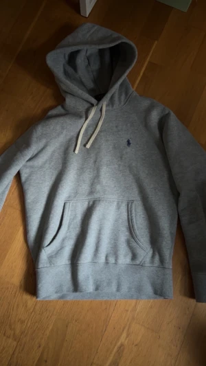 Ralph Lauren Hoodie. - Säljer denna Ralph Lauren hoodie, köpt på NK för 3 månader sen för 2299. Otroligt bra skick och har kvar sin väldigt sköna fluff/fleece innuti. Perfekt hoodie för vintern, Storlek XS och passar 165-175 bra. 