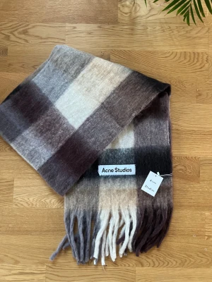 Acne studios scarf - Riktigt skön acne studios halsduk, helt ny med tags kvar