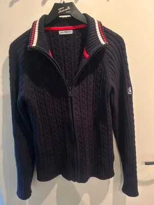 Stickad Cardigan från Henri Lloyd - Använd ett fåtal gånger med nästintill nytt skick. 