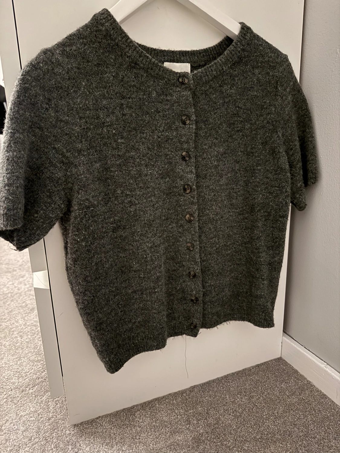 Mörkgrå stickad kofta från H&M