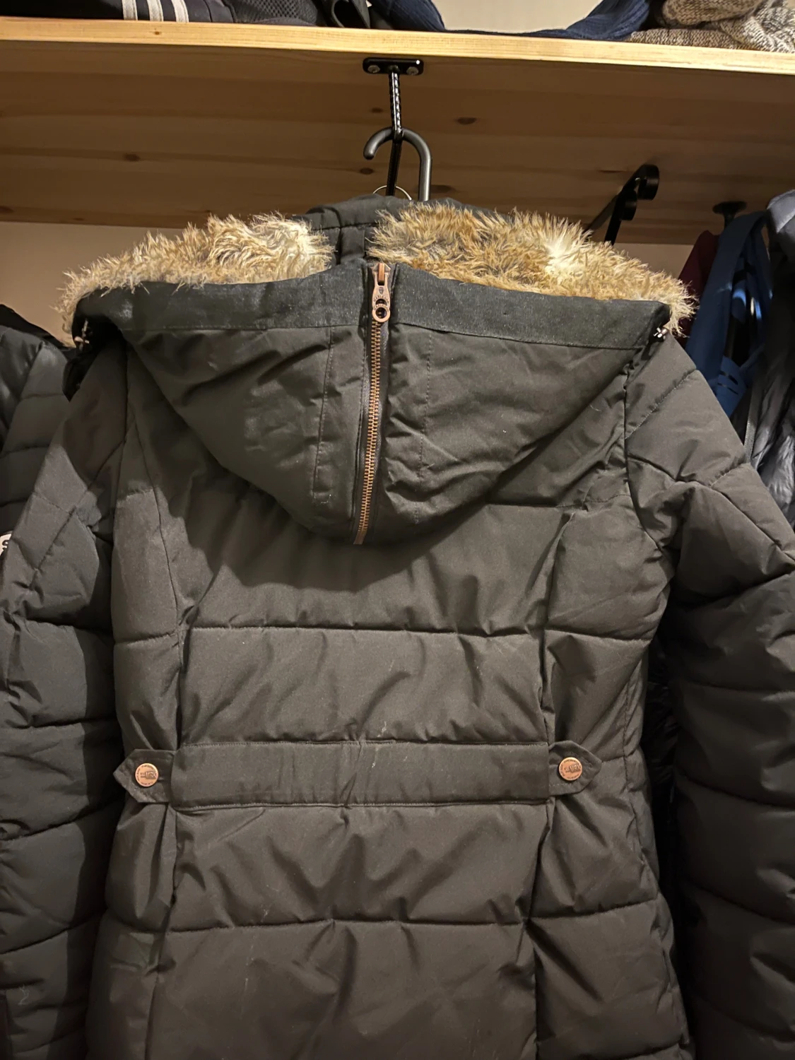 Svart vinterjacka med fuskpäls från Marikoo - 4