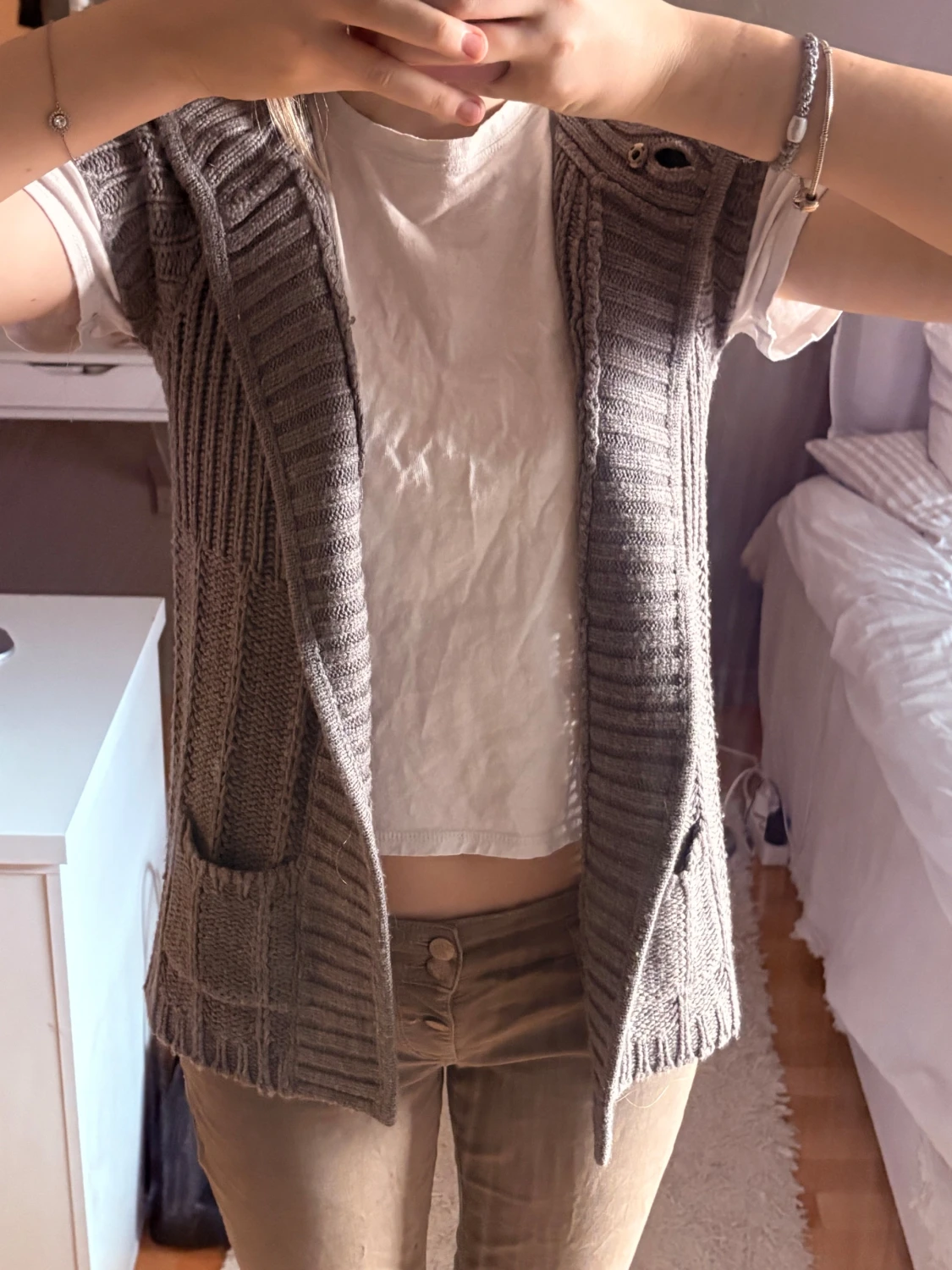 Grå stickad väst med hög krage - 3