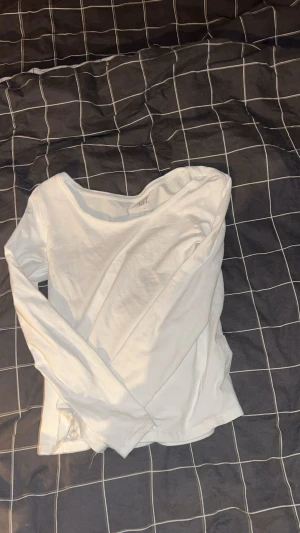 Vit långärmad - En enkel och fräsch vit långärmad topp från lager 157. med rundad halsringning. Tillverkad i mjuk bomull som är skön mot huden. Perfekt att matcha med jeans eller kjol för en clean look. Passar dig som gillar stilrena och basic plagg.