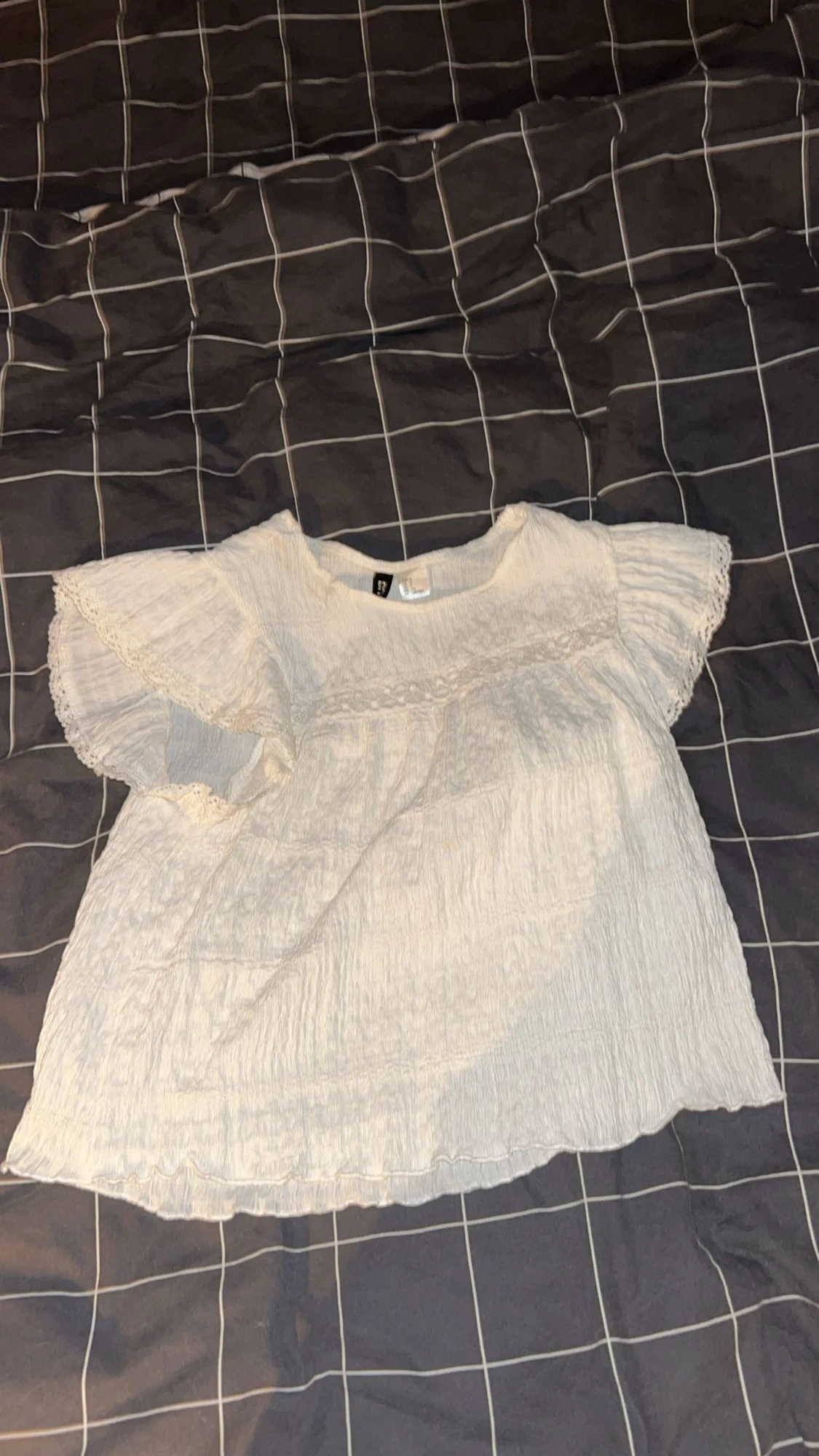 Vit blus med spetsdetaljer från H&M