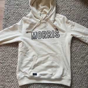 Vit Morris hoodie🙌🤩 - En riktig fett Morris Hoodie för ett riktigt bra pris 🙌✅