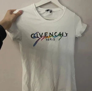 Givenchy t-shirt - Givenchy t-shirt i storlek S. Aldrig använd, helt ny🩷