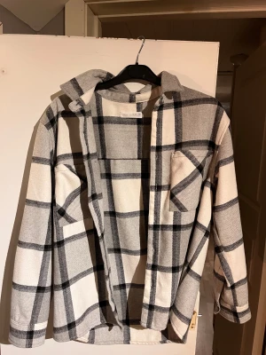 Stickad overshirt  - En rutig loose fit overshirt ifrån Zara. I storlek 13-14 år men på grund av ”oversize” sitter den som en xs-s storlek i herr. Väldigt snygg och varm :) Aldrig använd! 