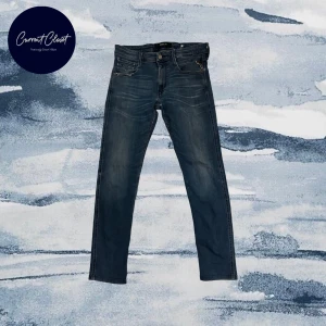 Replay Anbass jeans blå 31/34 - Snygga Replay Anbass jeans i mörkblå tvätt med klassisk femficksdesign och subtila slitningar | Size 31/34 | Lite ljusare än på bilden men bara lite