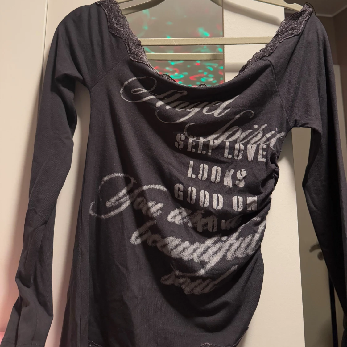 Grå långärmad topp med spets - 1