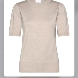 Beige kortärmad tröja - Säljer beige tröja med korta ärmar. Bilden är från en annan hemsida då jag inte hittade någon annan liknande. (Inte samma färg beige som på hemsidan utan är lite mer vitliknande i verkligheten). Se andra bilden för hur den ser ut i verkligheten. 💞💞