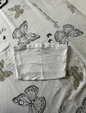 White crop top - Selling a white crop top from H&M in size S. 