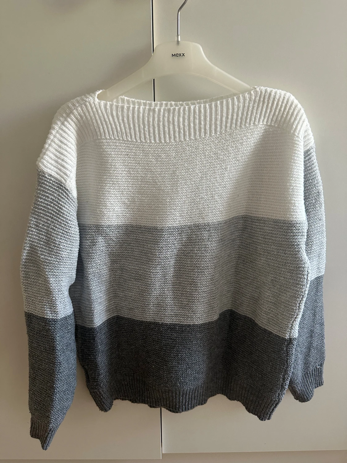 Randig stickad tröja i grå toner