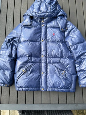 Ralph lauren pufferjacka - Tjena, säljer nu denna riktigt snygga och populära Ralph lauren vinterjackan den är i mycket bra skick, inga större tecken på användning, storlek XL 18-20/ S, hör av er vid frågor och funderingar🙌🤝