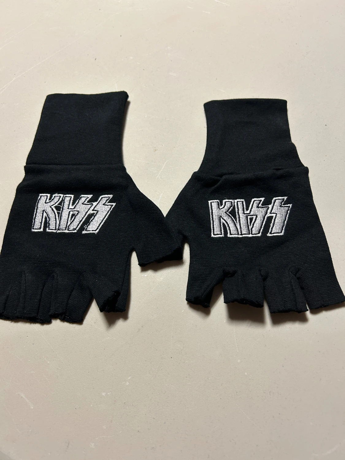 Vantar med broderad Kiss i onesize