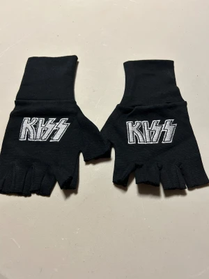 Vantar med broderad Kiss i onesize - Vantar med broderad Kiss. Storlek onesize. Material i stretchig bomullstrikå. Helt ny.