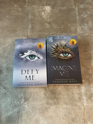 Defy Me & Imagine Me - Säljer 5:an och 6:an i Shatter Me serien🌟 Köpta nya av mig på Akademibokhandeln och är i fint skick, finns några märken från posten (se bild 2) men inget som stör framsida/baksida eller inuti boken. Nypris:378 kr för båda böckerna 
