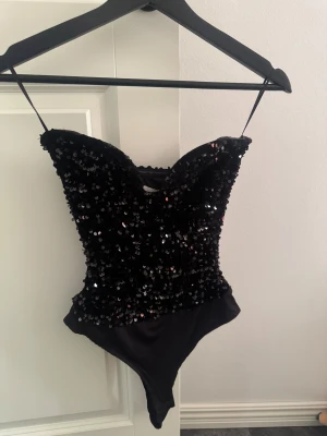Svart paljett korsett-topp - Från hm och är slutsåld. Den har prislapp kvar. Storlek Xs passar perfekt inför nyår eller festliga tillfällen 😍😍