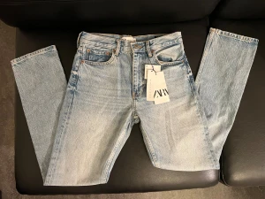 Ljusblå raka jeans från Zara - Helt nya och oanvända jeans från Zara i storlek 36 (S) 🩵