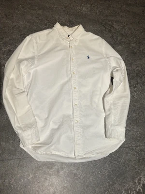Ralph lauren skjorta - Just nu säljer vi den här snygga Ralph lauren skjortan som är i nyskick. Storleken på skjortan är s, en riktig fin skjorta för ett sånt billigt pris!  priset kan diskuteras vid snabb affär.