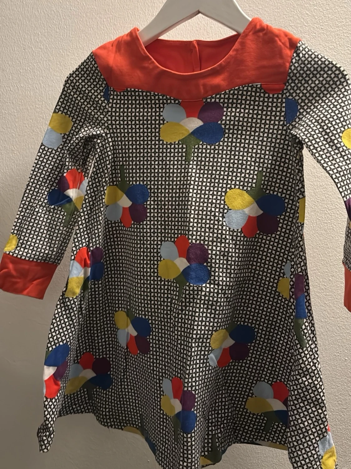 Färgglad blommig klänning med mönster