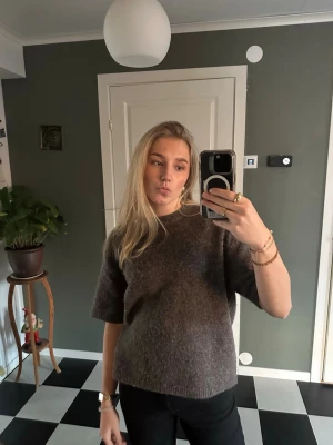 Brun stickad T-shirt  - Jättefin brun skickad t-shirt från Gina tricot. Använd endel men inte på ett tag, därför jag säljer den! 🤗🤎