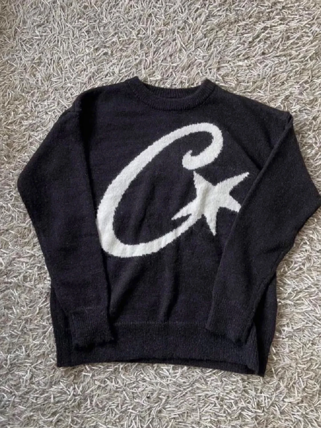 Svart corteiz tröja och mössa