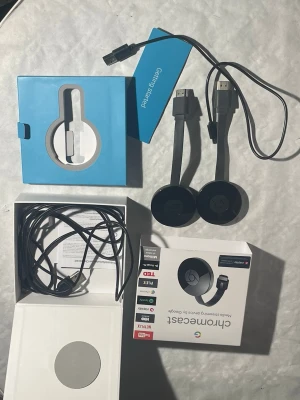 2 stycken Google Chromecast (2nd Generation) - Säljer två Google Chromecast (2nd Gen) i fint skick, ena är  komplett med originalkartong, USB-kablar och snabbstartsguide. Perfekt för att streama Netflix, YouTube, Spotify m.m. till din TV via HDMI. Båda enheterna är testade och fungerar utmärkt. Båda enheterna är fabriksåterställda. Ena har låda den andra har inte. 