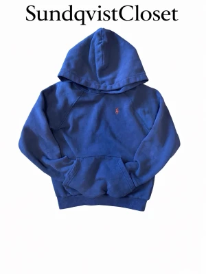 Ralph lauren Hoodie - En riktigt fin Mörkblå Ralph lauren hoodie. Storlek Xxs så den passar dig som är 154-160. Perfekt till ett par schyssta Jeans