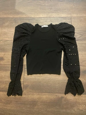 Svart topp från Zara med puffiga ärmar - Svart topp från Zara med puffiga ärmar, storlek S. Mycket stretchigt material.