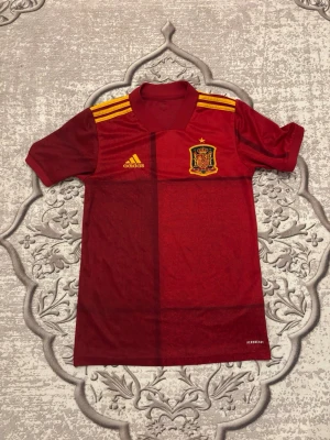  Spanien fotbollströja  -  Spaniens fotbollströja riktigt skönt och riktig bekväm. Säljer den för den är liten. 