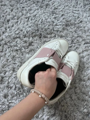 Valentino Garavani skor - Säljer dessa då dem börjar bli lite små, bra skick och väldigt stilrena skor som passar till allt. Skriv för frågor💞På bilden så är det sulor jag satt dit själv, dem följer såklart inte med.