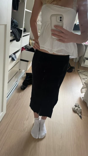 Svart långkjol i ribbat material - Jätte fin svart långkjol i ribbat material. Den har en fin slit på sidan. Från lager 157. Jag är 167 cm