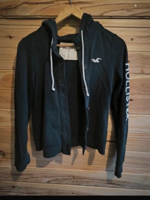 Hollister cardigan  - Hollister cardigan med knappar🤩 Väldigt unik💫 Passar archive o e väldigt fet