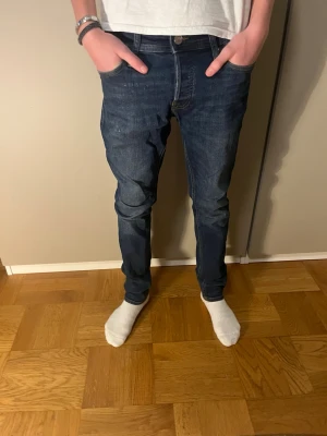 Jack & Jones jeans - Säljer dessa sjukt snygga jeans från Jack & Jones✨| Skick: mycket bra |             Storlek: 28/30 | Passform: Slim (Glenn) |          Hör av dig vid minsta fundering🤝🫡
