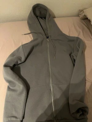 SMOG HOODIE - SMOG hoodie använd en gång väldigt bra skick och perfekt till jeans. Köpt från butik.