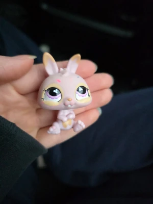 Littlest pet shop - Jättegullig Littlest pet shop kanin  Finns fler i min profil för samfrakt. Jag har ca 200 st kvar så följ för att få notis när jag lägger upp.
