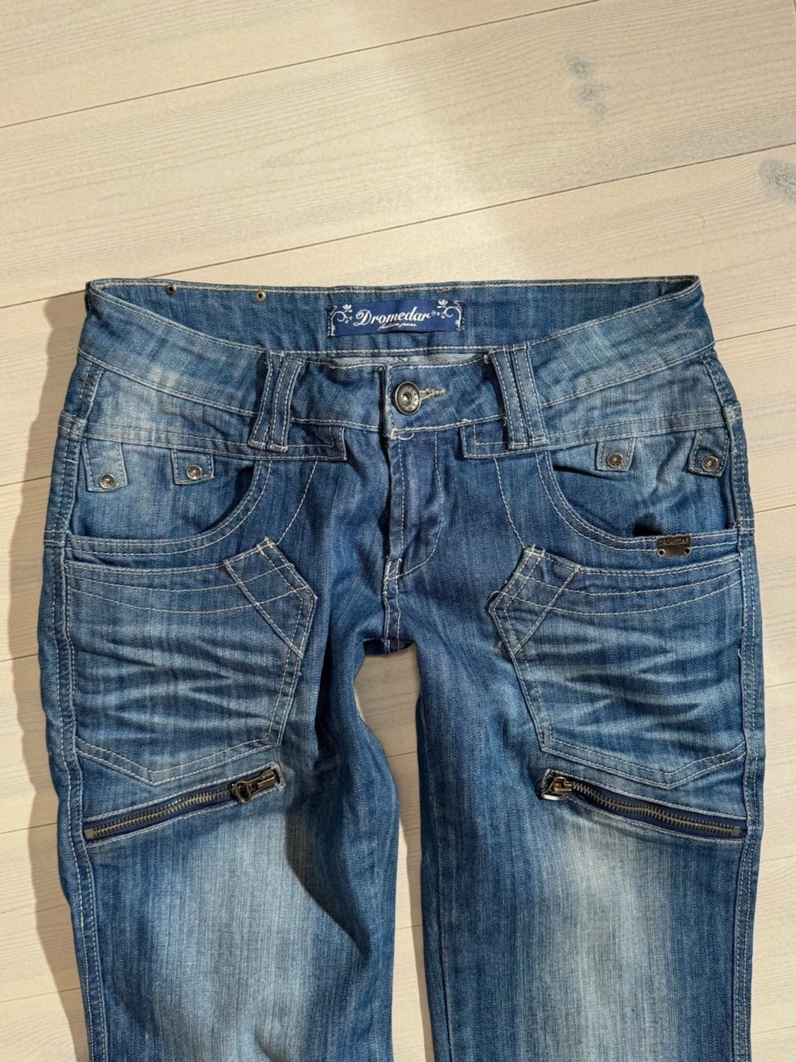 Low bootcut Jeans med kedjor  - 5