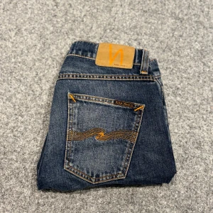 Nudie Jeans blå jeans W28 L30 - Jag säljer ett par jeans från Nudie som är i ett mycket bra skick. Modellen heter Lean Dean och storlek är W28 L30.  Hör av er vid minsta lilla fråga 