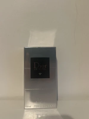 Dior Homme Eau de Toilette 100ml - Dior Homme Eau de Toilette 100ml. Ingredienser: alkohol, parfym (fragrance), aqua (vatten), limonene, linalool, ethylhexyl methoxycinnamate, hydroxycitronellal, citronellol, geraniol, citral, och fler. Snygg och modern doft för dig som vill sticka ut.