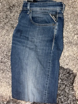 Blå Replay jeans straight fit - Säljer ett par klassiska blå jeans från Replay med snygg tvätt och raka ben. Modell är Dave, längden är 32 och midjan 30
