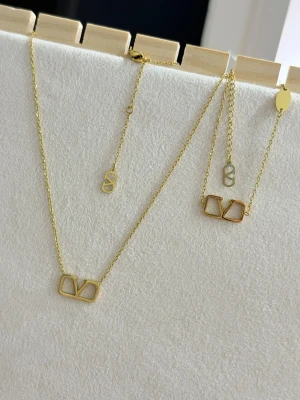 18k guldpläterat set - Elegant smyckesset med V-design i rostfritt stål och 18K guldplätering. Mycket fint utförande med vackra och stilrena detaljer. Helt nytt och oanvänt, i perfekt skick. Perfekt julklapp eller födelsedagspresent 🎁