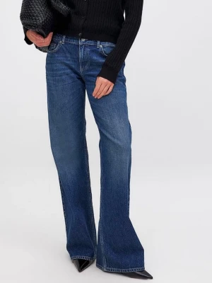 Blåa wide jeans - Säljer ett par klassiska blå jeans. Passar till allt från sneakers till boots. Helt nya från nakd hemsida! Prislapp kvar, aldrig andvända då dom ej passade💖nypris är 700 men vill ej gå ner i pris mer än till 600 då dom aldrig är andvända med prislapp kvar