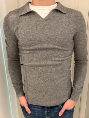 John Henric tröja  - Snygg John henric tröja i cashmere/merinoull! Tröjan är i mycket bra skick utan några defekter! Storlek S! Vid minsta fundering kontakta oss✔️