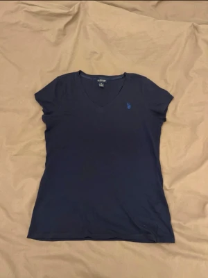 Marinblå T-shirt med v-ringning - toppskick - använt fåtal gånger, som ny och köpt i USA💘