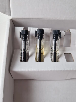 Essence parfymprov-set, 3 st - Upptäck tre olika dofter från Essence i smidiga provrör. Perfekt för dig som vill testa nya parfymer och hitta din favorit. Innehåller Belle Femme, Milky Flower och cocoaboutyou. Smidigt format att ta med överallt. 3 x 2 ml